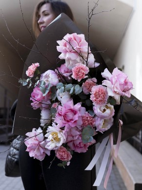 Букет из пионов и французских роз 