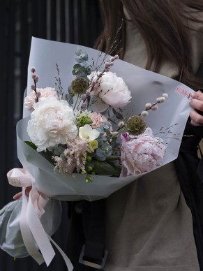 Букет из пионов и зелени 