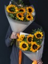 Букет 5 подсолнухов с зеленью 