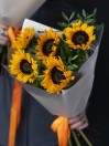 Букет 5 подсолнухов с зеленью 