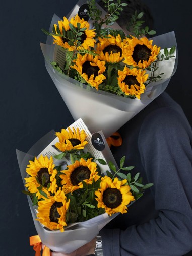 Букет 5 подсолнухов с зеленью 