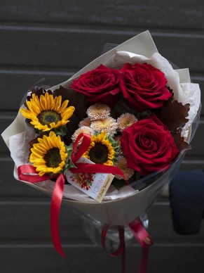 Букет из подсолнухов и роз 