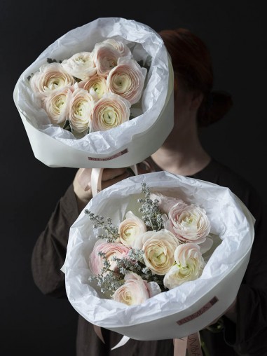 Букет из лютиков с зеленью