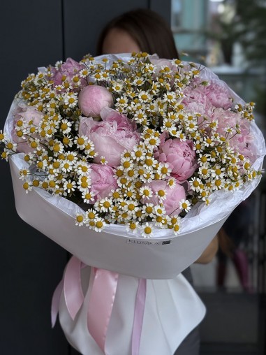 Букет 11 пионов с ромашками
