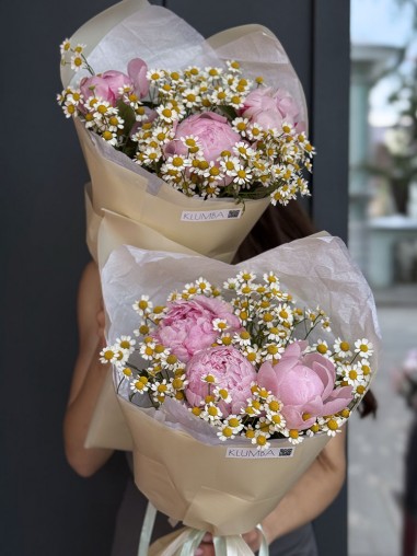 Букет 3 пиона с ромашками