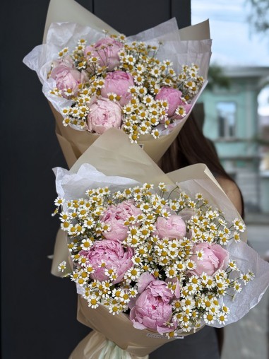 Букет 5 пионов с ромашками