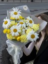 Букет из ромашек и гвоздик 