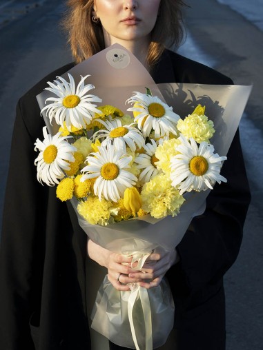 Букет из ромашек и гвоздик 