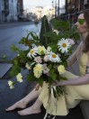 Букет из ромашек и зелени 
