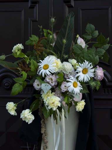 Букет из ромашек и зелени 