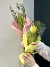 Букет из 1 тюльпана с эвкалиптом