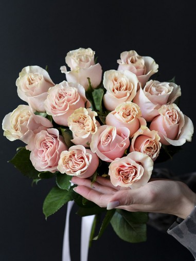 15 нежно-розовых роз в ленте 