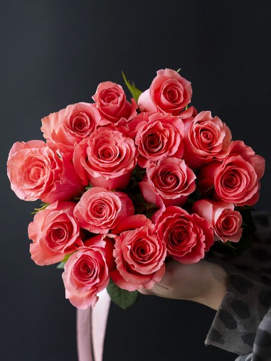 15 персиковых роз в ленте