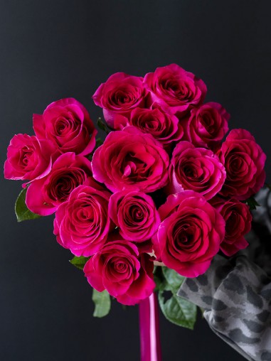 15 ярко-розовых роз в ленте