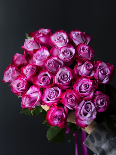 25 черничных роз в ленте 