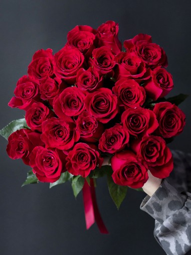 25 красных роз в ленте