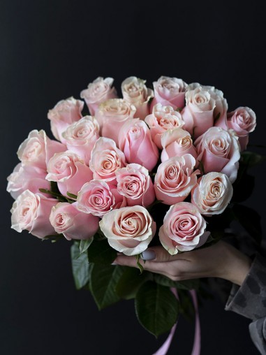 25 нежно-розовых роз в ленте