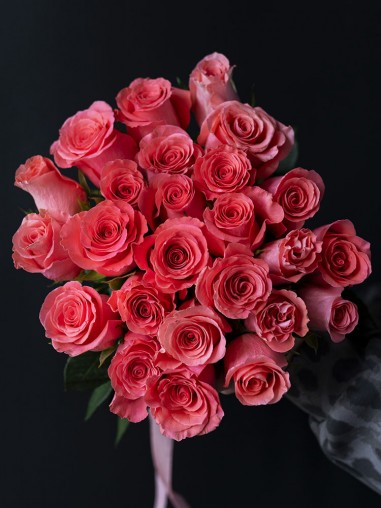 25 персиковых роз в ленте