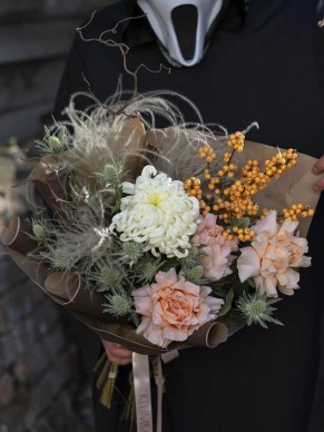 Букет из французских роз и хризантемы 