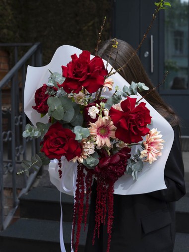 Букет из французских роз и пионов 