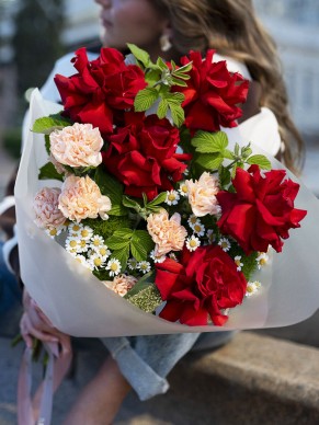 Букет из французских роз и гвоздик 