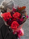Букет из французских роз и кустовых гвоздик 