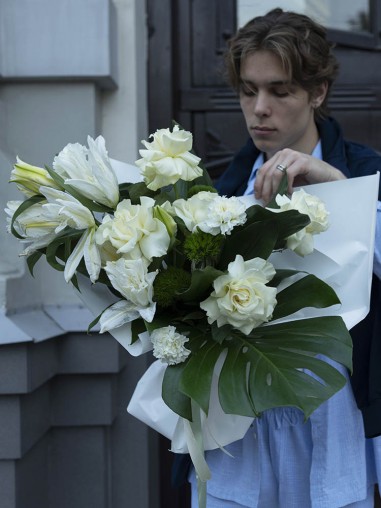 Букет из лилии и французских роз 