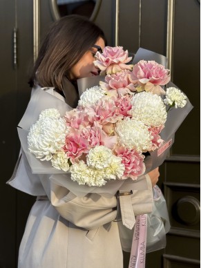 Букет из розовых французских роз и хризантем