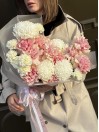 Букет из розовых французских роз и хризантем