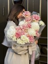 Букет из розовых французских роз и хризантем