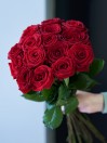 15 красных роз в ленте 