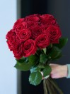 15 красных роз в ленте 