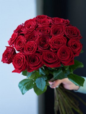 21 красная роза в ленте 