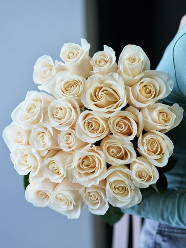 25 бежевых роз в ленте 