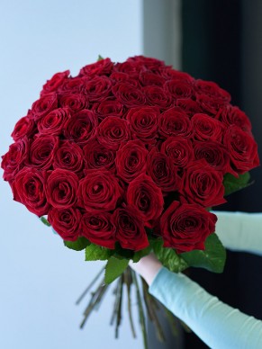 51 красная роза в ленте 