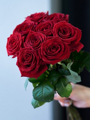 9 красных роз в ленте 