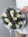 Букет из роз и эрингиума 
