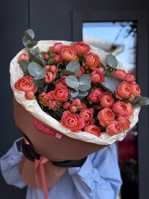 Букет 7 кустовых роз с эвкалиптом