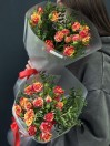 Букет из 3 кустовых роз с зеленью 
