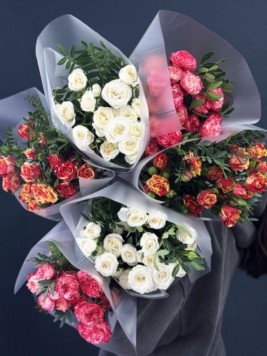 Букет из 3 кустовых роз с зеленью 