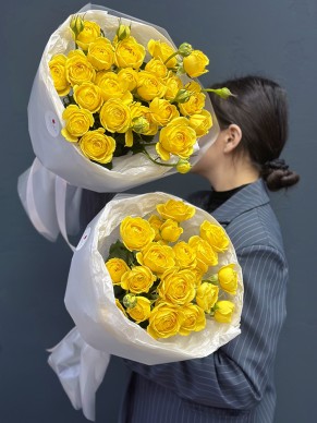 Букет из 5 жёлтых кустовых пионовидных роз