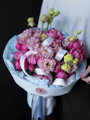 Букет из кустовых пионовидных роз и эустомы 