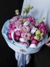 Букет из кустовых пионовидных роз и эустомы 