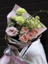 Букет из кустовой розы Бомбастик и эустомы 