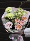 Букет из кустовой розы Бомбастик и эустомы 