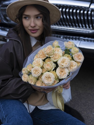 Букет белых кустовых пионовидных роз