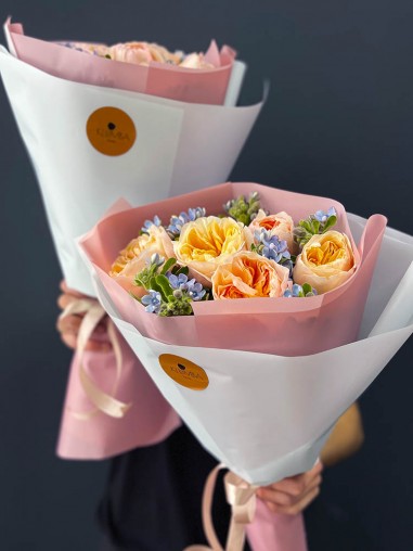 Букет из пионовидных роз D'Austin и оксипеталума