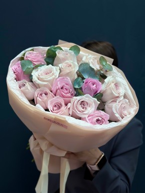 Букет из 15 пионовидных роз с эвкалиптом