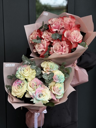 Букет из 7 крашенных роз нежных оттенков