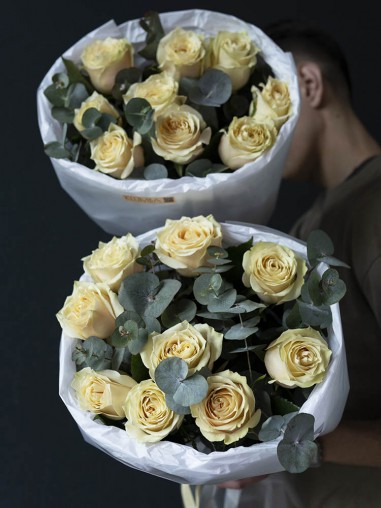 Букет из 9 эксклюзивных роз с эвкалиптом 